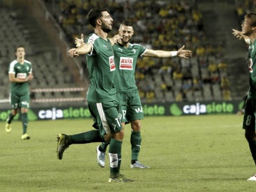 Borja Bastón celebra un gol con el Eibar