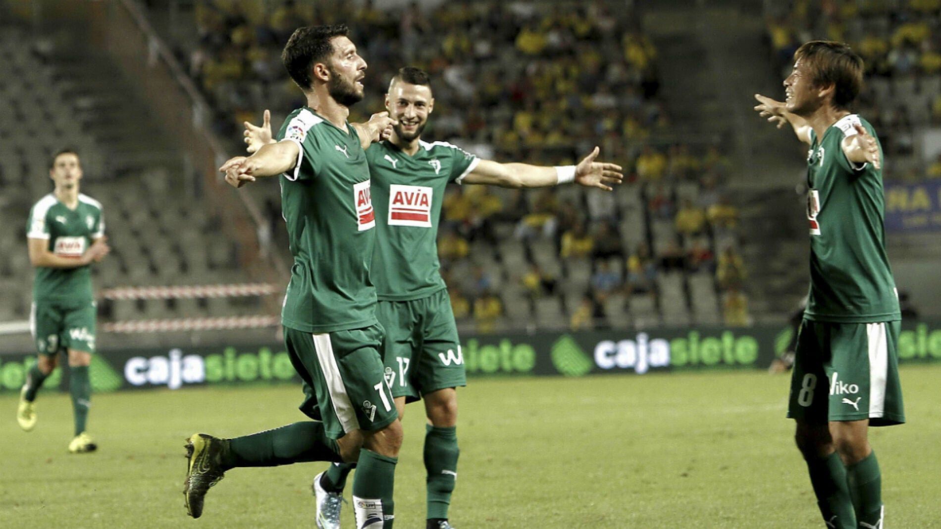 Borja Bast&oacute;n celebra un gol con el Eibar