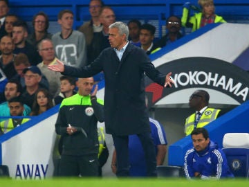 Mourinho protesta en la banda