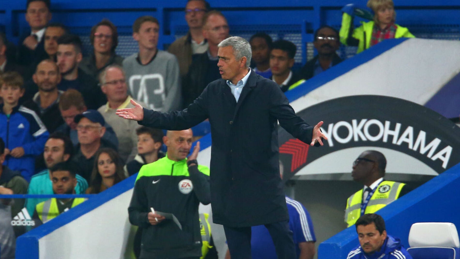Mourinho protesta en la banda