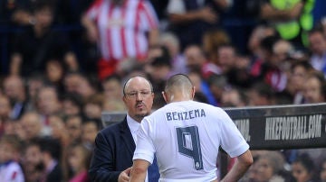 Benzema, cabizbajo tras ser sustituido