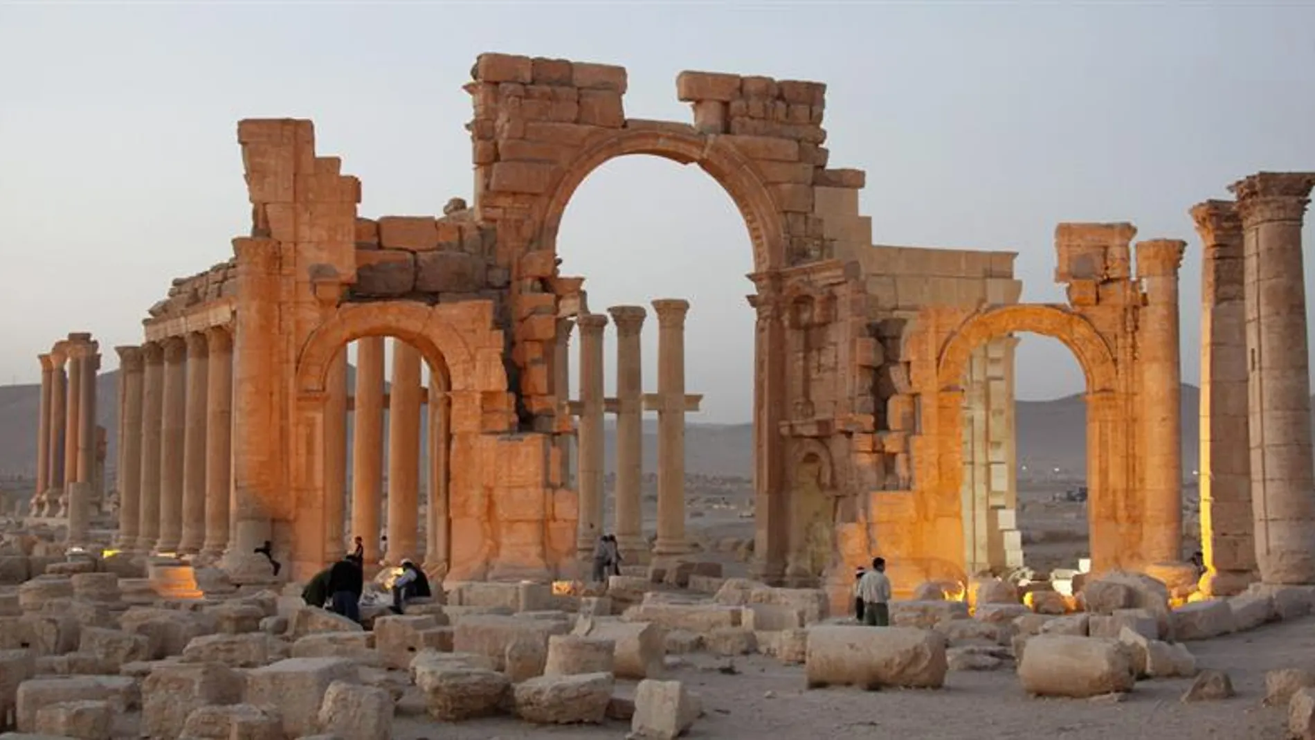 Palmira se queda sin su Arco del Triunfo romano (05-10-2015) Palmira se queda sin su Arco del Triunfo romano (05-10-2015)