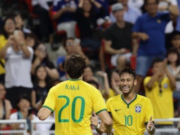 Kaká se abraza con Neymar en la selección brasileña