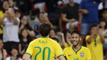 Kaká se abraza con Neymar en la selección brasileña
