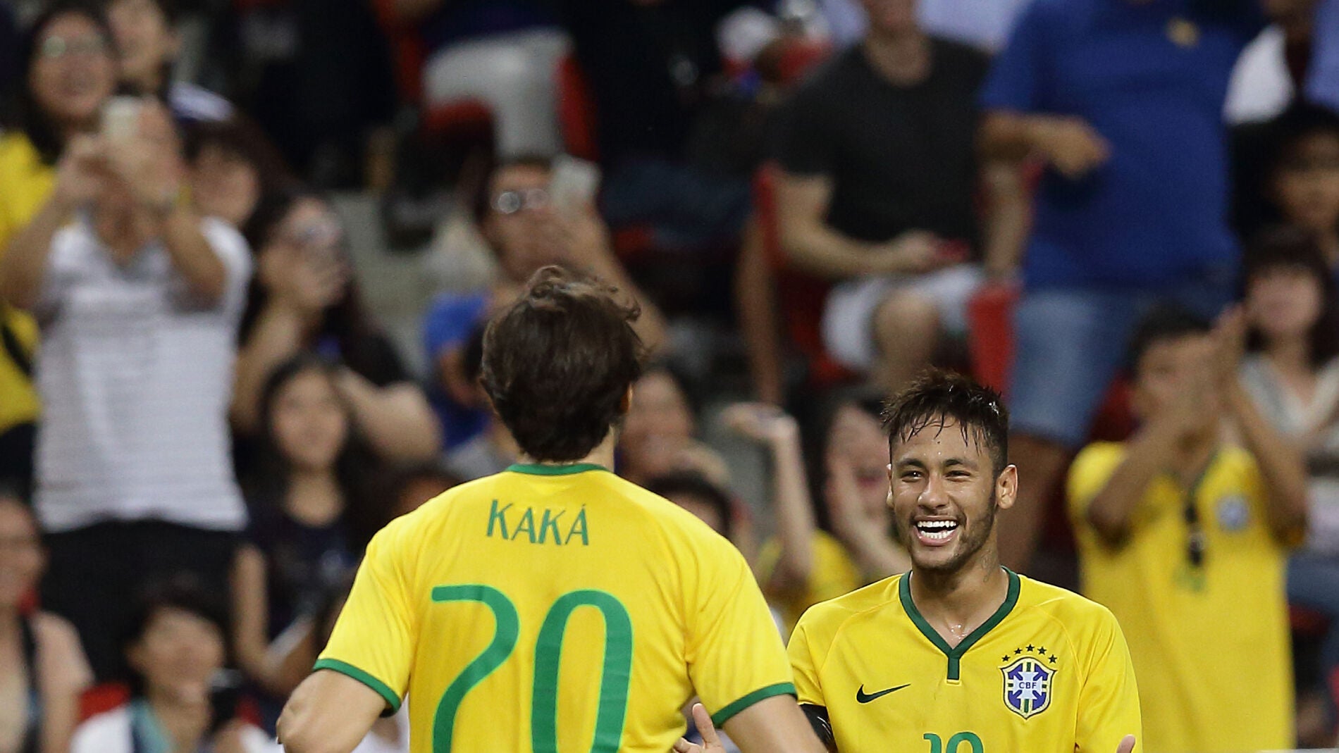 Kak&aacute; se abraza con Neymar en la selecci&oacute;n brasile&ntilde;a
