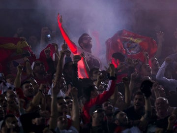 Aficionados del Benfica, durante el partido contra el Atlético de Madrid