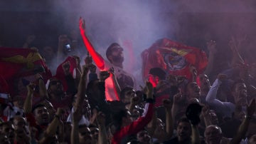 Aficionados del Benfica, durante el partido contra el Atlético de Madrid