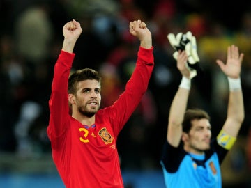 Gerard Piqué celebra con la Selección, con Casillas en segundo plano