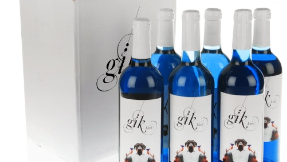 Голубое вино купить. Gato Azul вино. Синее вино. Испанское вино gik. Вино Испания в синей бутылке.