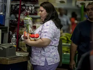 Mujer venezolana hace la compra Mujer venezolana hace la compra