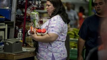 Mujer venezolana hace la compra