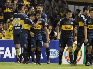 Los jugadores del Boca Juniors celebran un gol