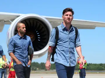 Mascherano camina por detrás de Messi en un aeropuerto Mascherano camina por detrás de Messi en un aeropuerto