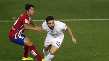 Carvajal intenta zafarse de Óliver Torres