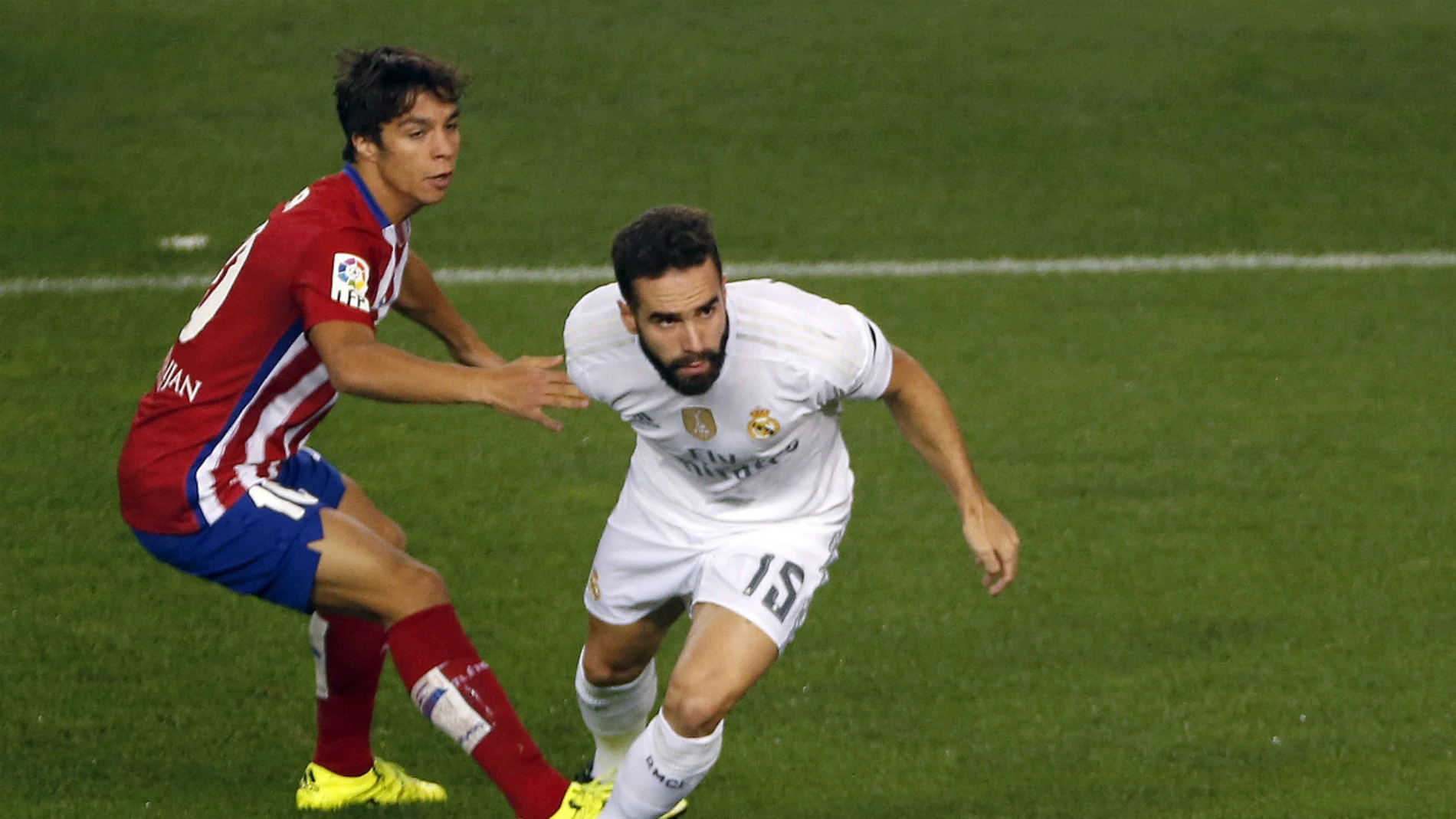 Carvajal intenta zafarse de Óliver Torres Carvajal intenta zafarse de Óliver Torres