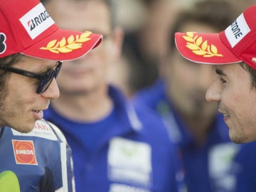 Valentino Rossi y Jorge Lorenzo dialogan tras una carrera