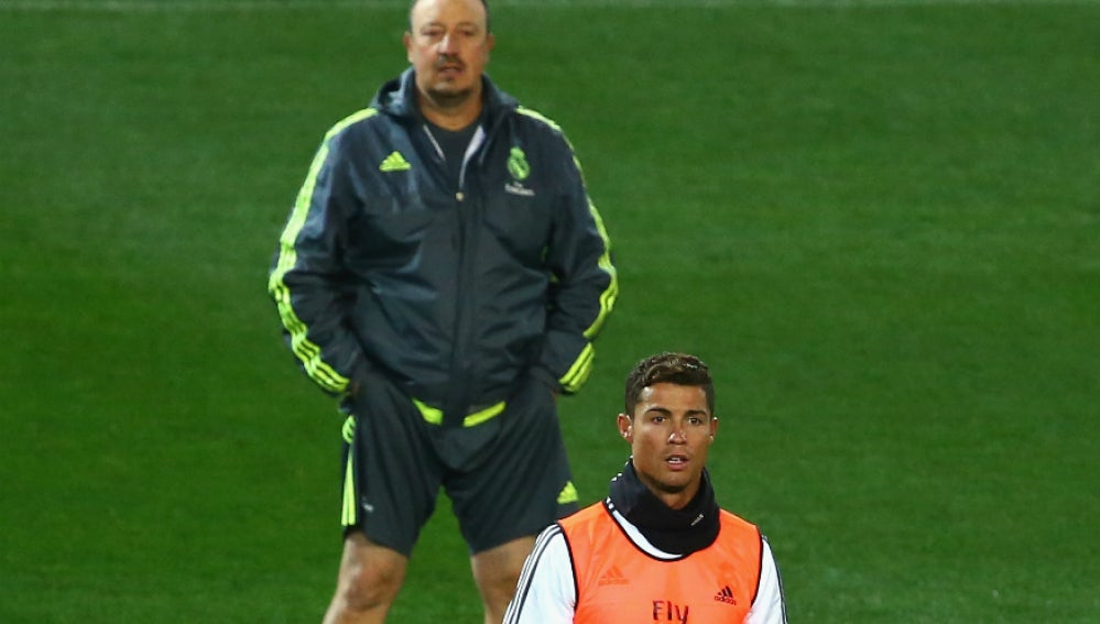 Rafa Benítez mira a Cristiano Ronaldo durante un entrenamiento