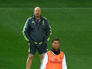 Rafa Benítez mira a Cristiano Ronaldo durante un entrenamiento