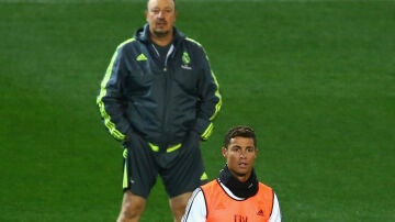 Rafa Benítez mira a Cristiano Ronaldo durante un entrenamiento