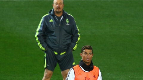 Rafa Ben&iacute;tez mira a Cristiano Ronaldo durante un entrenamiento