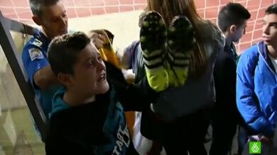 Un niño llora emocionado tras un regalo de Casillas en Las Rozas