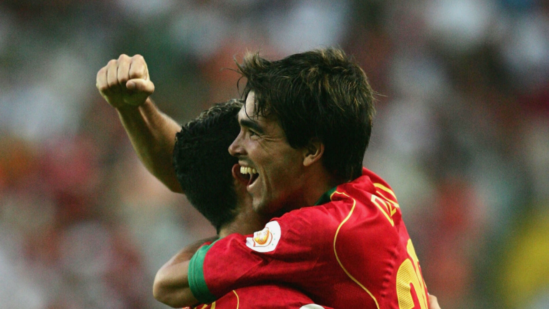Deco abraza a Cristiano Ronaldo durante un partido con la selecci&oacute;n portuguesa