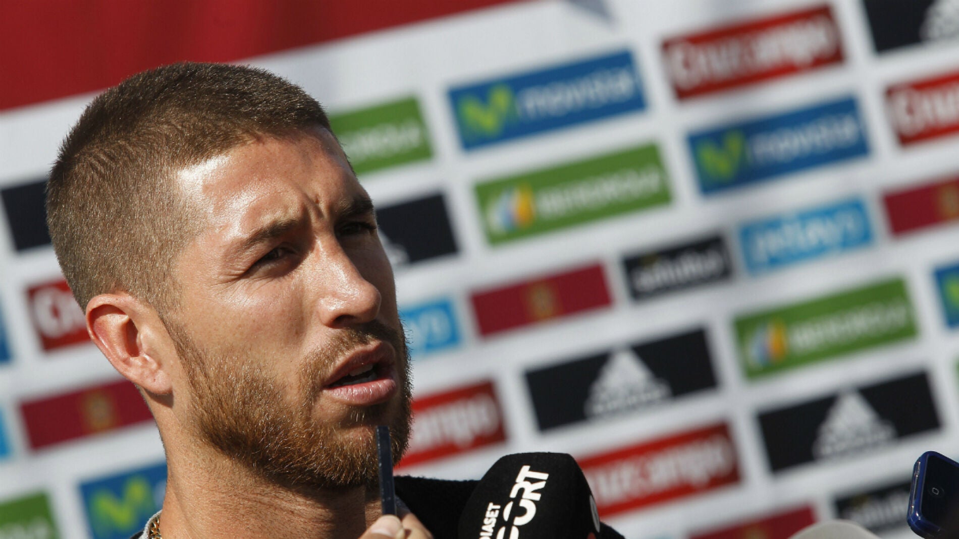 Sergio Ramos atiende a los medios de comunicaci&oacute;n