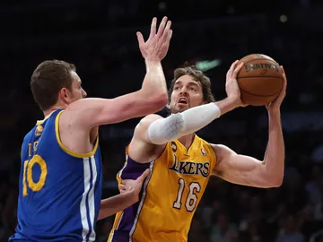 David Lee defiende a Pau Gasol durante un partido David Lee defiende a Pau Gasol durante un partido