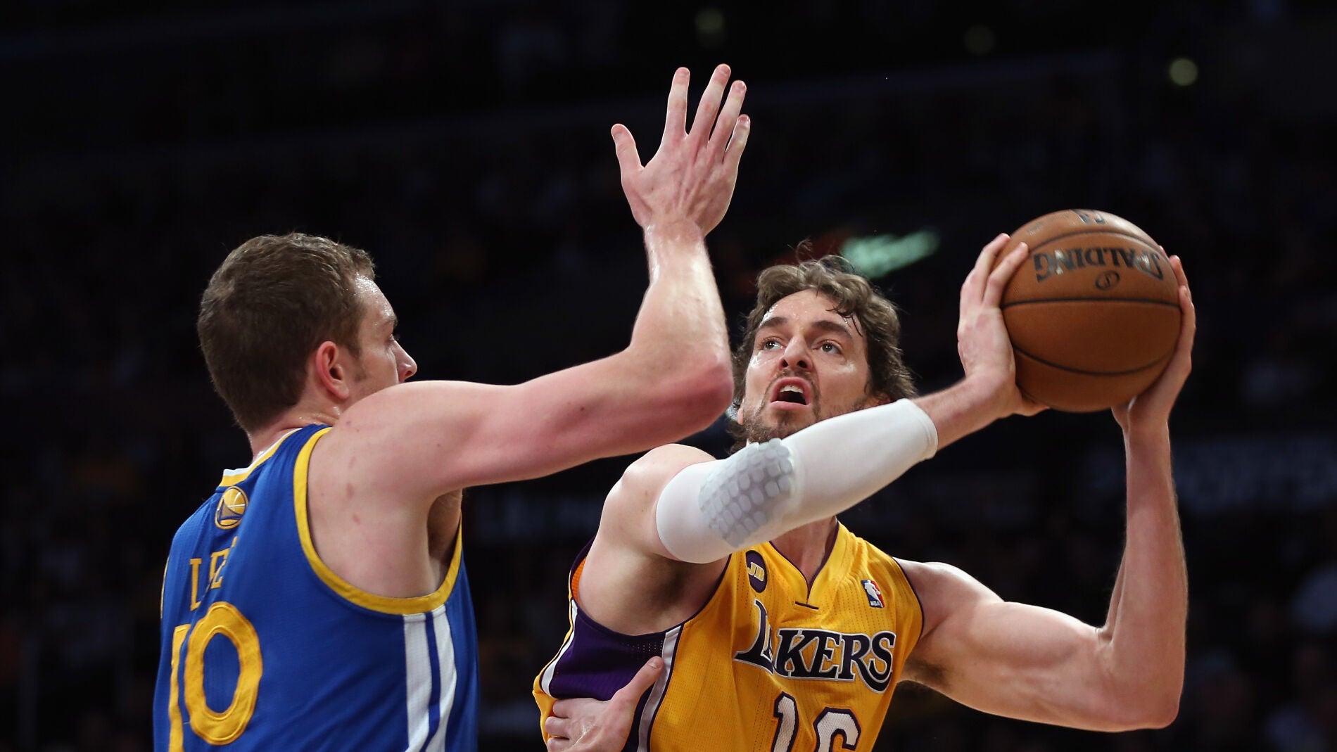 David Lee defiende a Pau Gasol durante un partido