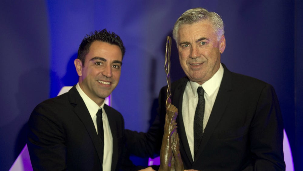 Xavi Hernández entrega un premio a Carlo Ancelotti