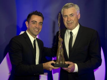 Xavi Hernández entrega un premio a Carlo Ancelotti