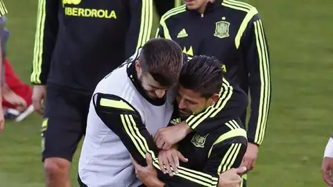 Nolito y Piqué bromean durante el entrenamiento de la selección Nolito y Piqué bromean durante el entrenamiento de la selección