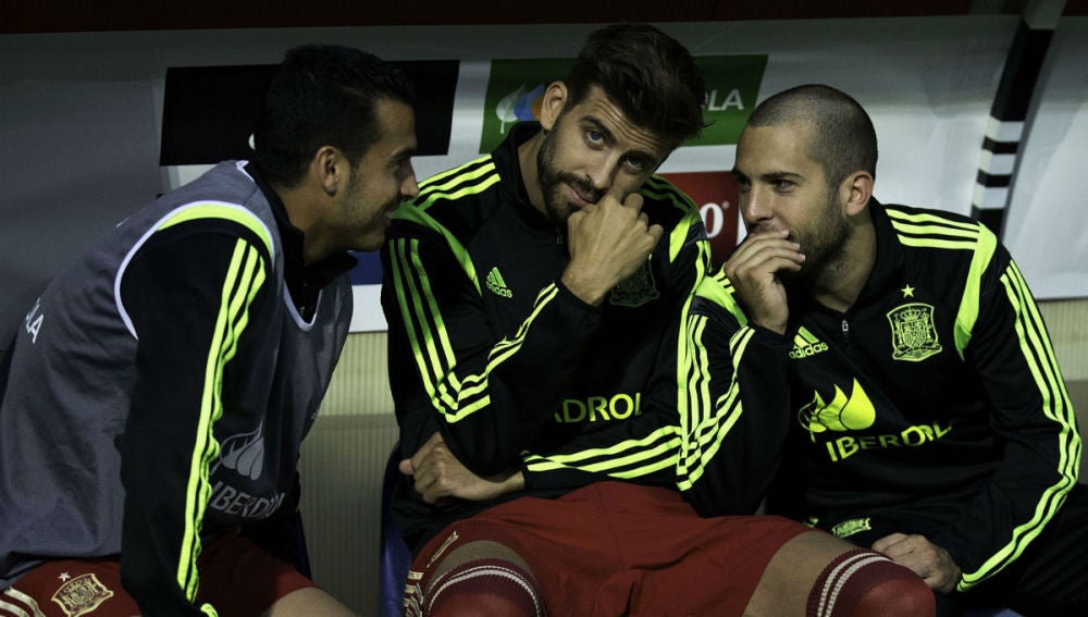 Pique, en el banquillo junto a Cesc y Jordi Alba