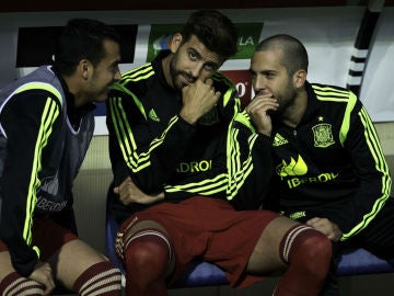 Pique, en el banquillo junto a Cesc y Jordi Alba