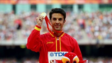 Miguel Ángel López celebra su medalla de oro