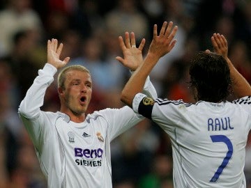 Beckham y Raúl celebran un gol con el Real Madrid