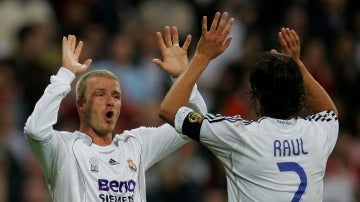 Beckham y Raúl celebran un gol con el Real Madrid