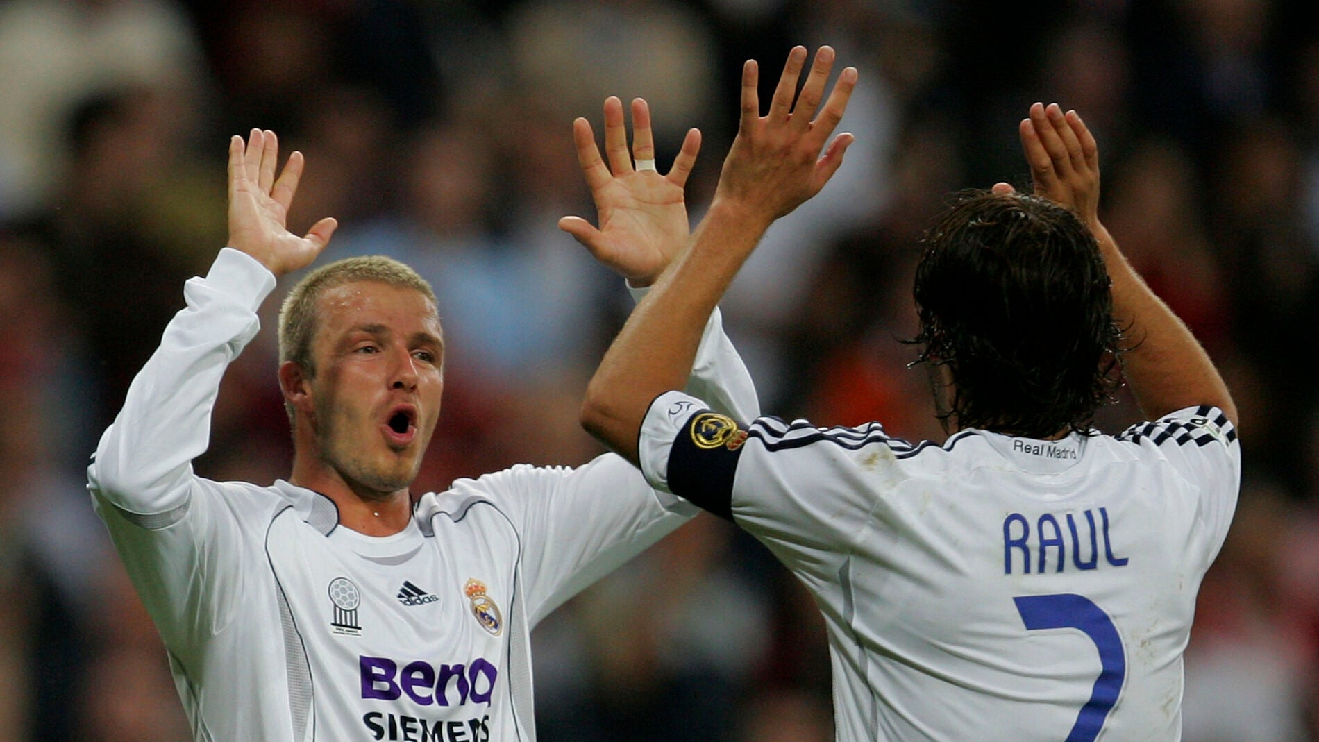Beckham y Ra&uacute;l celebran un gol con el Real Madrid