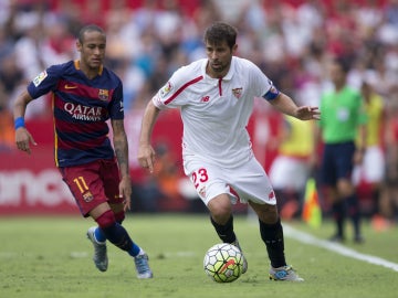 Coke conduce el balón ante la presión de Neymar
