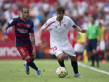 Coke conduce el balón ante la presión de Neymar Coke conduce el balón ante la presión de Neymar