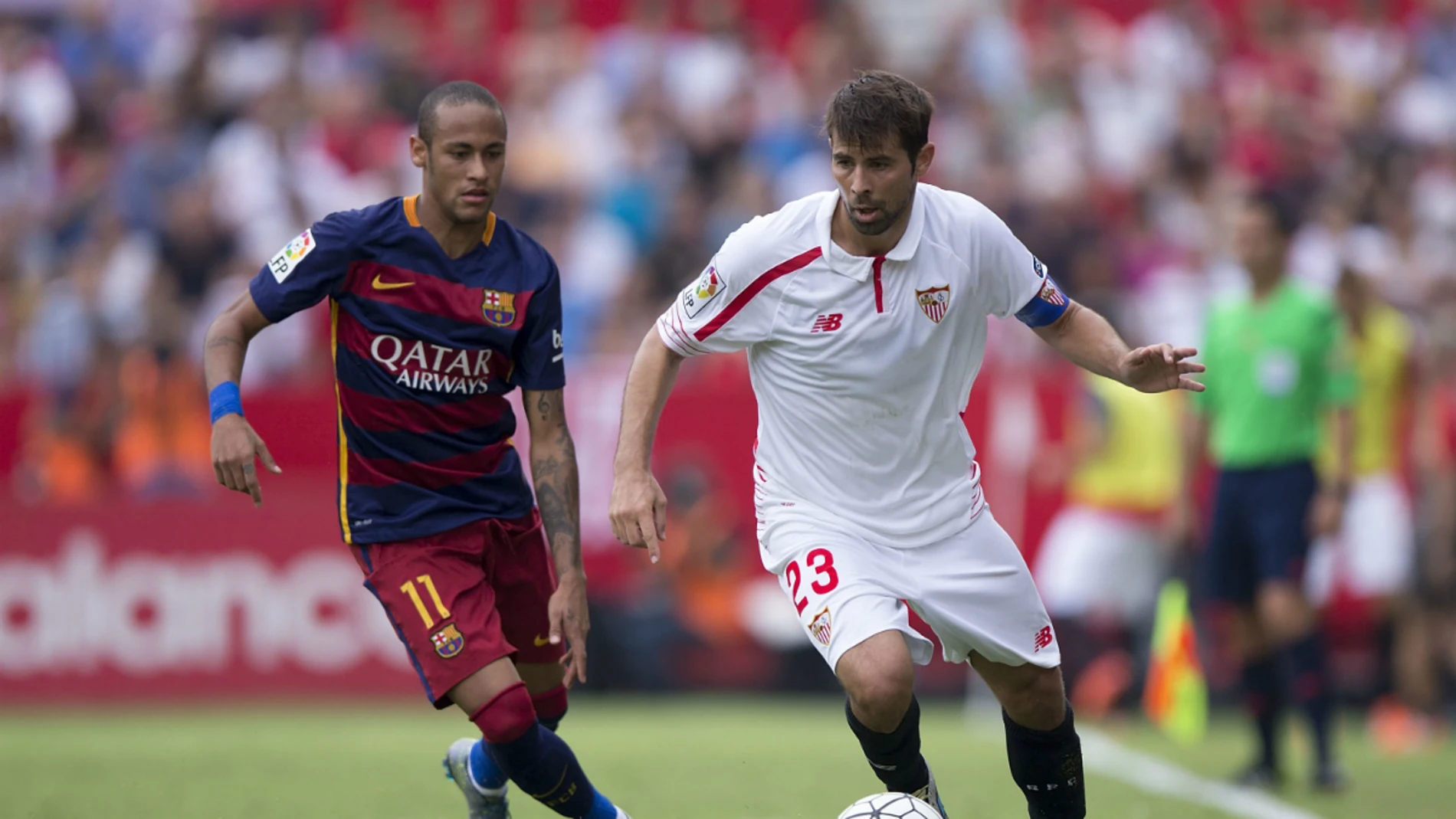 Coke conduce el balón ante la presión de Neymar Coke conduce el balón ante la presión de Neymar