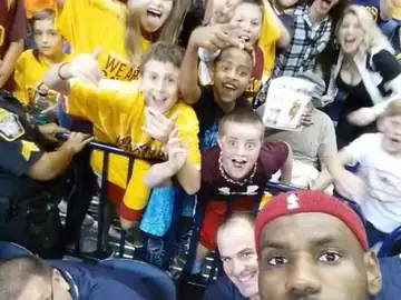 El selfie de LeBron James durante el partido El selfie de LeBron James durante el partido