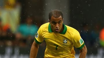 Lucas Moura, durante un partido con Brasil