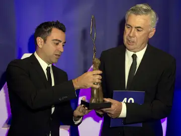 Xavi, junto a Ancelotti Xavi, junto a Ancelotti
