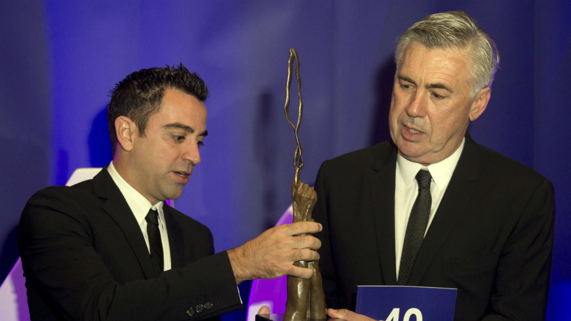 Xavi, junto a Ancelotti
