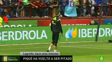 Gerard Piqué recibe ligeros pitos en el entrenamiento en Las Gaunas
