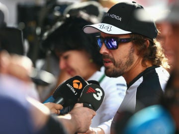 Fernando Alonso atiende a los medios en Sochi