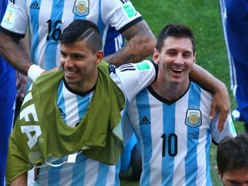 Sergio Agüero y Leo Messi se abrazan durante un partido de la selección argentina Sergio Agüero y Leo Messi se abrazan durante un partido de la selección argentina