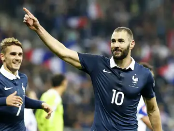 Benzema celebra un gol ante Armenia Benzema celebra un gol ante Armenia
