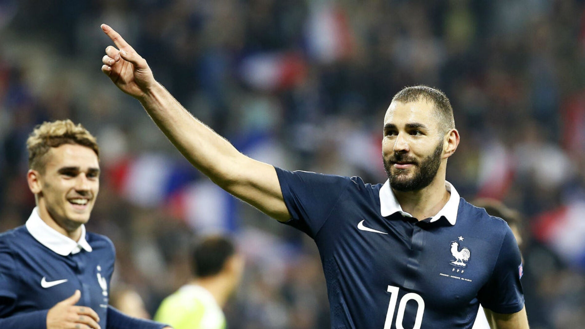 Benzema celebra un gol ante Armenia